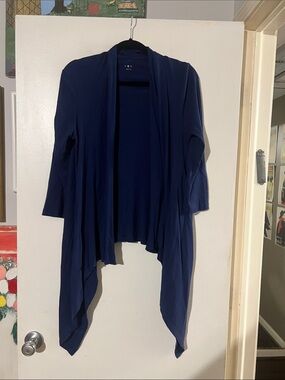 Three Dots blue open front cardigan. Leave open and glowy or tie front